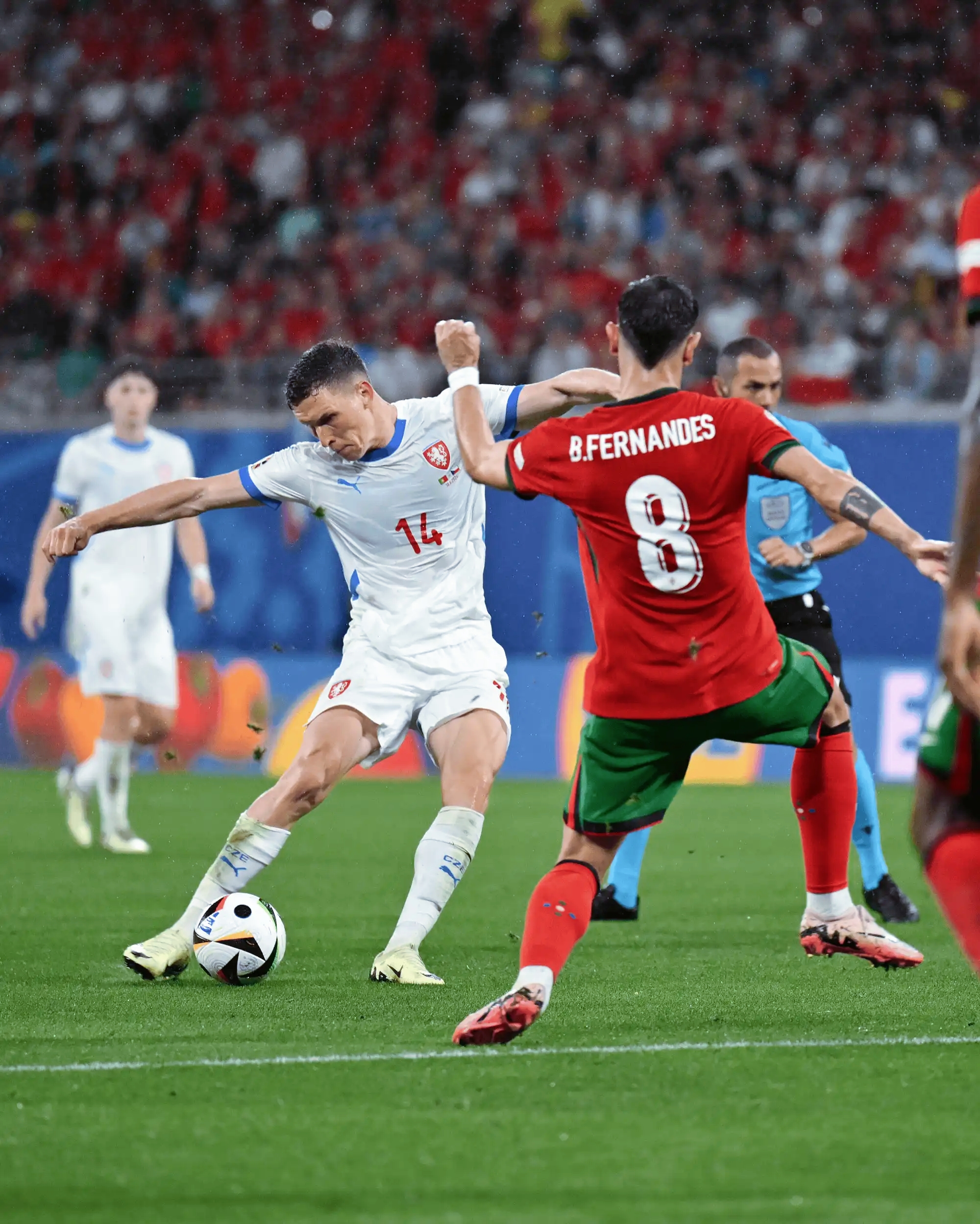 雷火电竞下载-欧洲比赛掀起热潮，球迷热情高涨