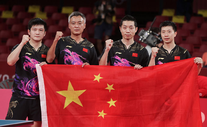 赛场举起胜利奖杯的队伍取得最终胜利