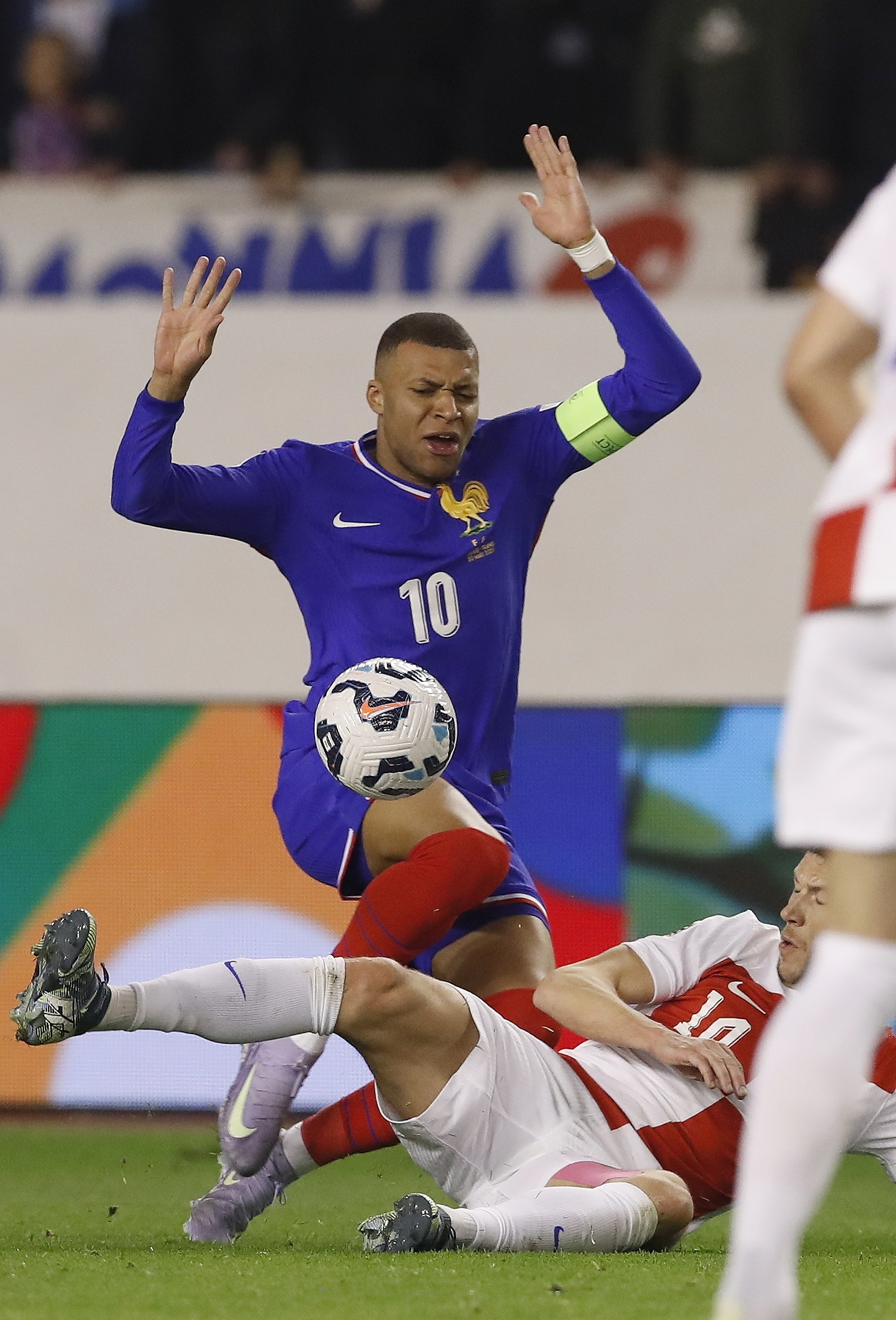 雷火电竞app-克罗地亚连扳三球，锁定晋级欧预赛强