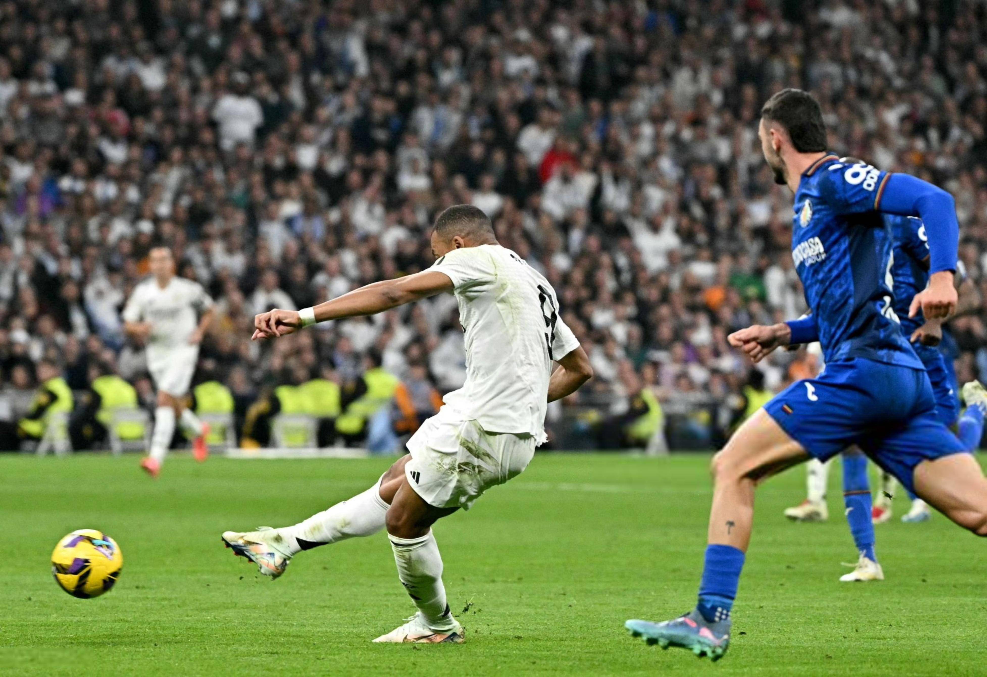 雷火电竞入驻-皇马重夺联赛冠军，赢得全场欢呼！