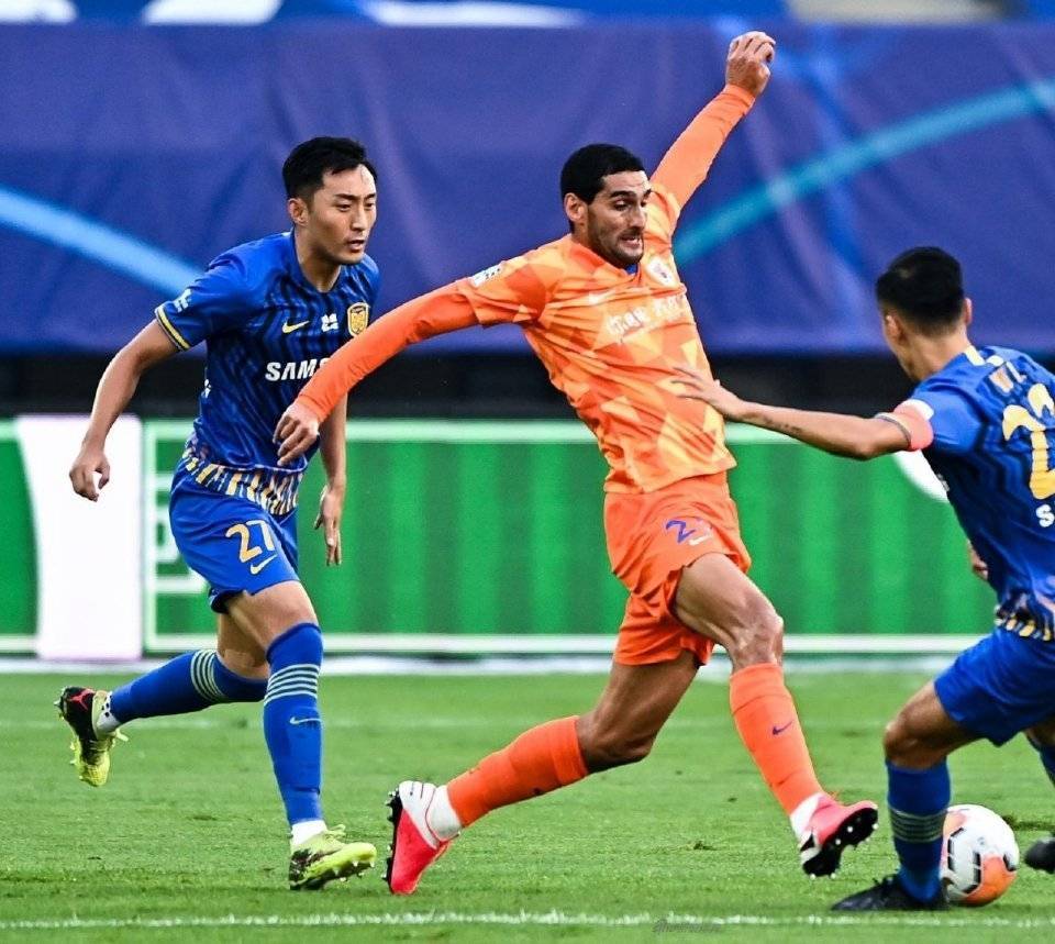 荷兰后卫因违规获罚红牌,赛场失分 荷兰后卫因违规获罚红牌,赛场失分