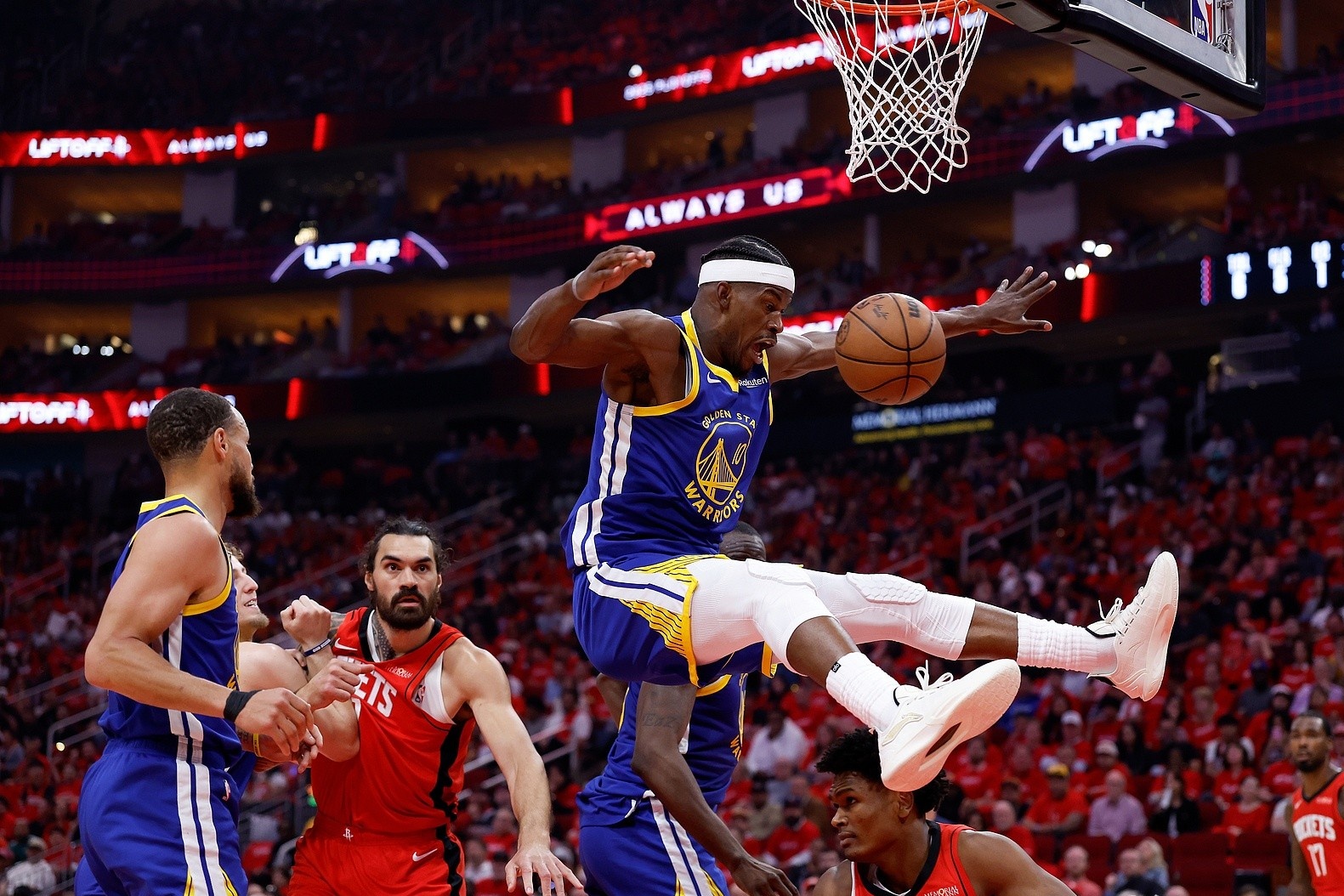 雷火电竞主播-火箭队球员在赛场上展现出色的实力