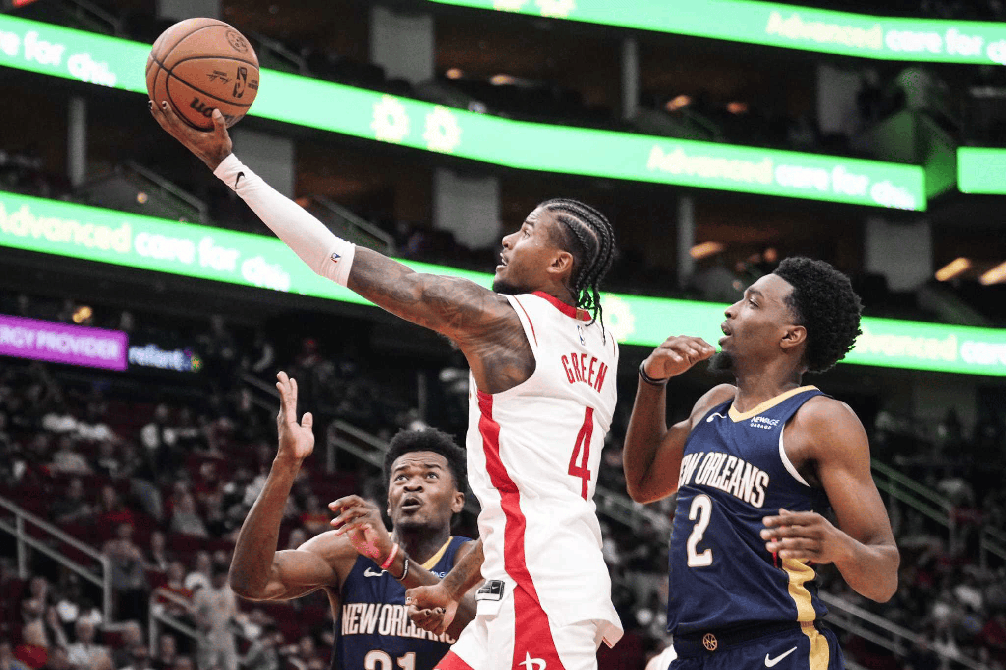 火箭队球员在赛场上展现出色的实力