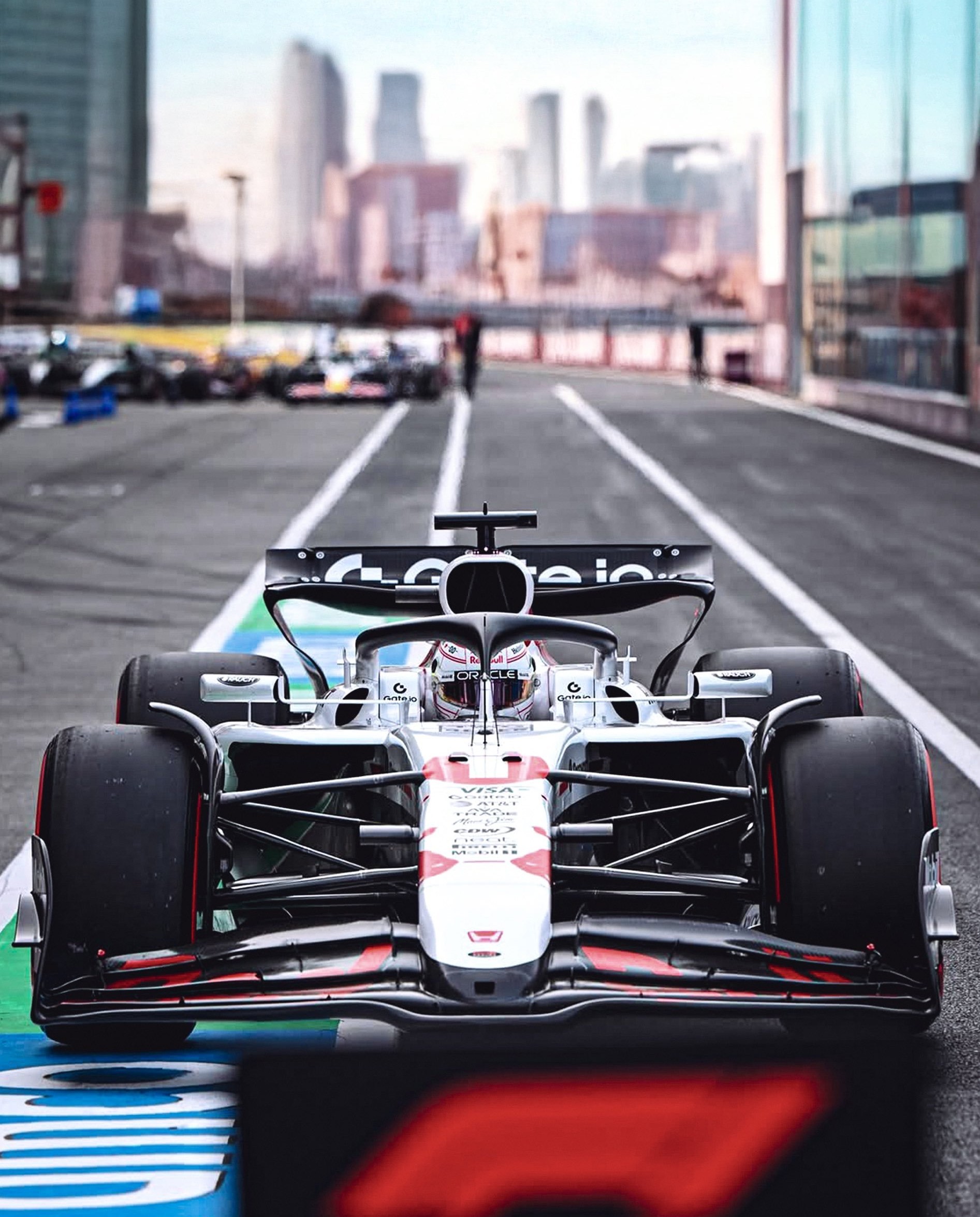 关于阿斯顿马丁完胜哈斯车队，维斯塔潘点燃赛场的信息