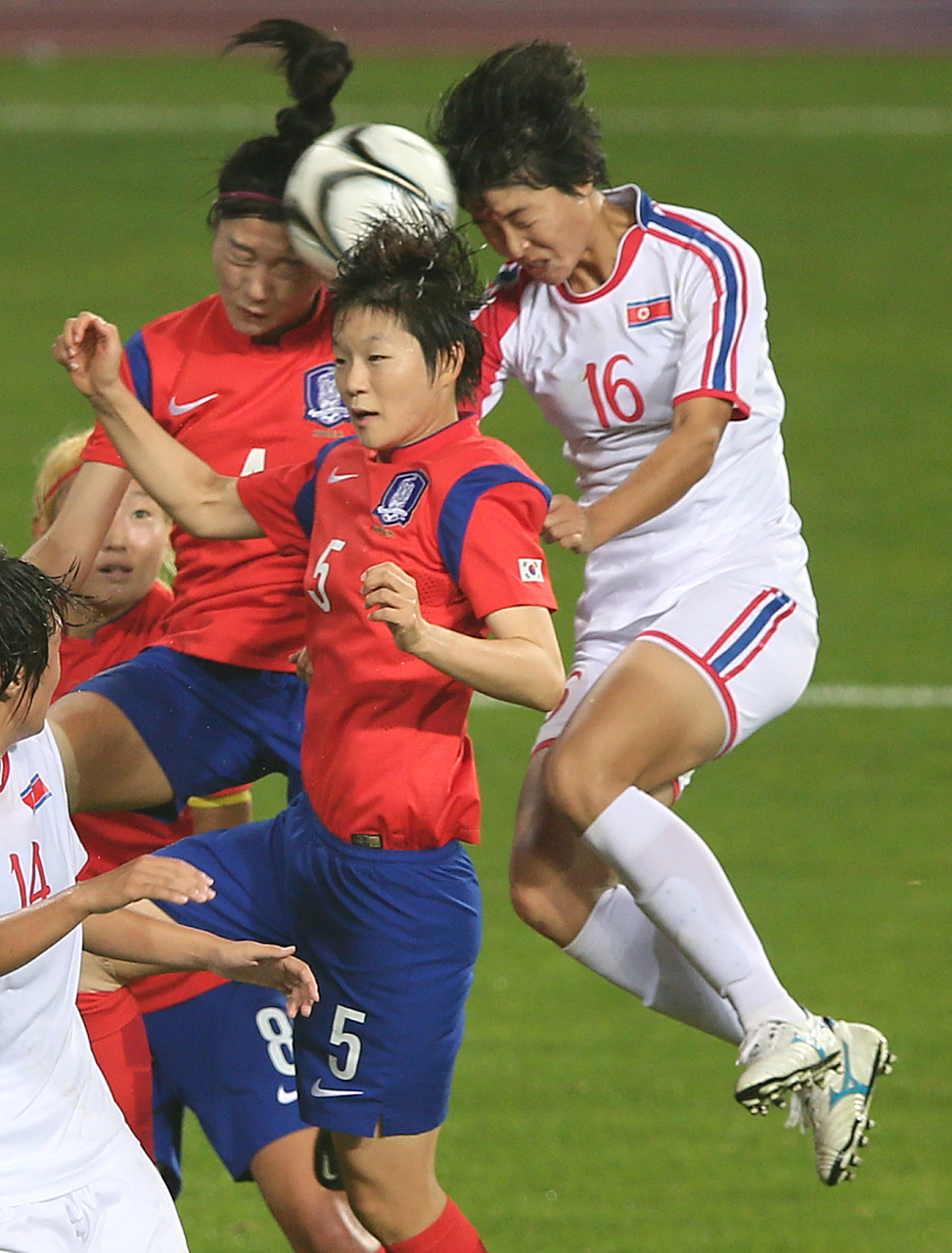 冠军女足联赛：劲旅对决，赛场激烈