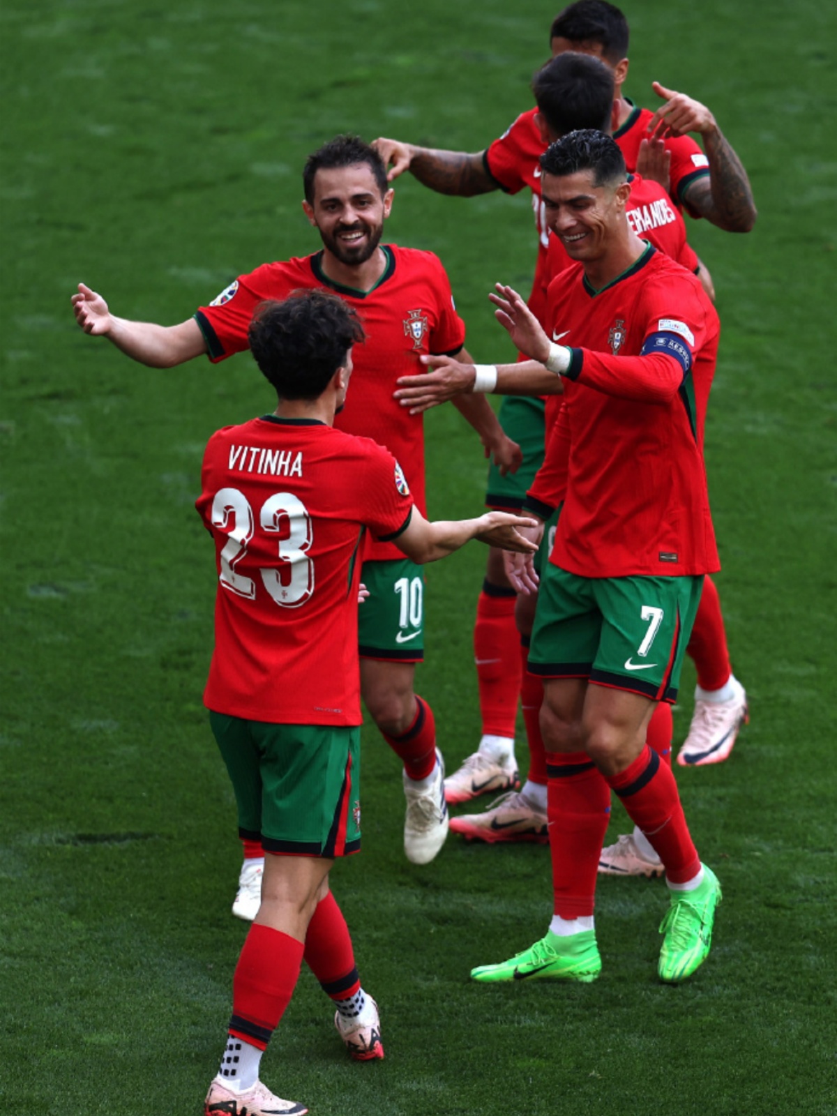 雷火电竞官网-欧洲足球联赛豪强对决火力全开激情迸发