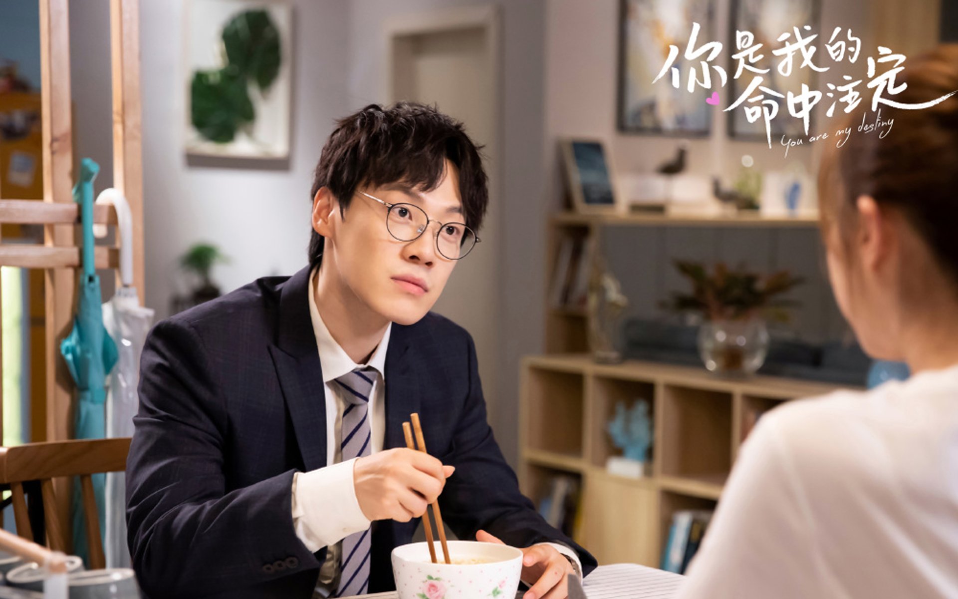 冰与焰的十字路口，当绿茵场决胜局驶入F1街道，谁在接管我们的心跳？